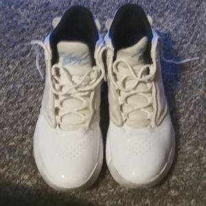 Jordan mens max aura 4 white/University blue